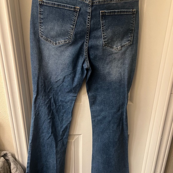 Cute outfit- crop top/high waist jeans - Picture 4 of 6